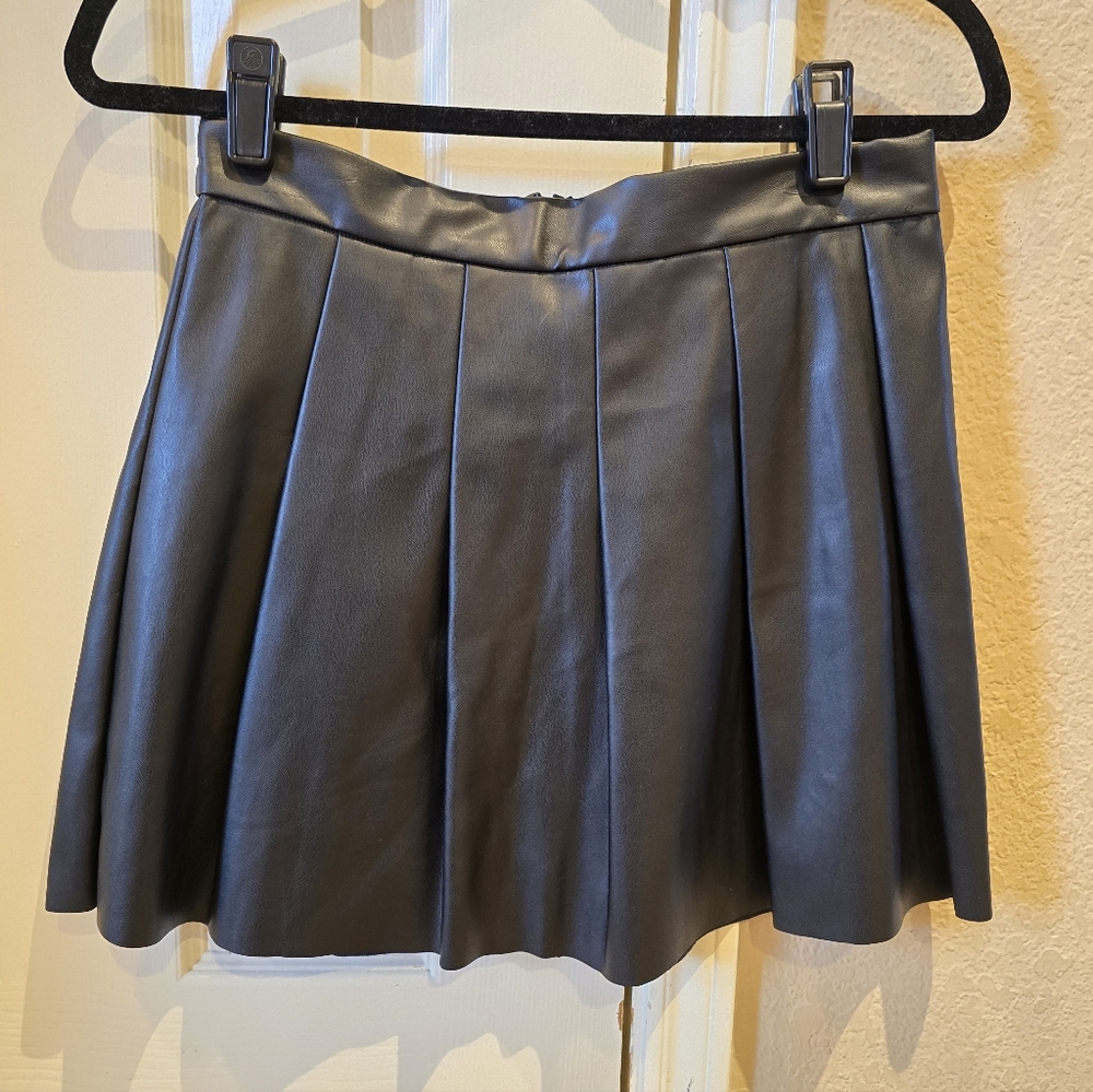 Ee:some Women's Black Faux Leather Pleated Skirt Size Small